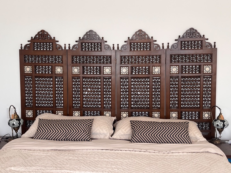 Detail of the screen's mother-of-pearl marquetry inlay set into the lattice.